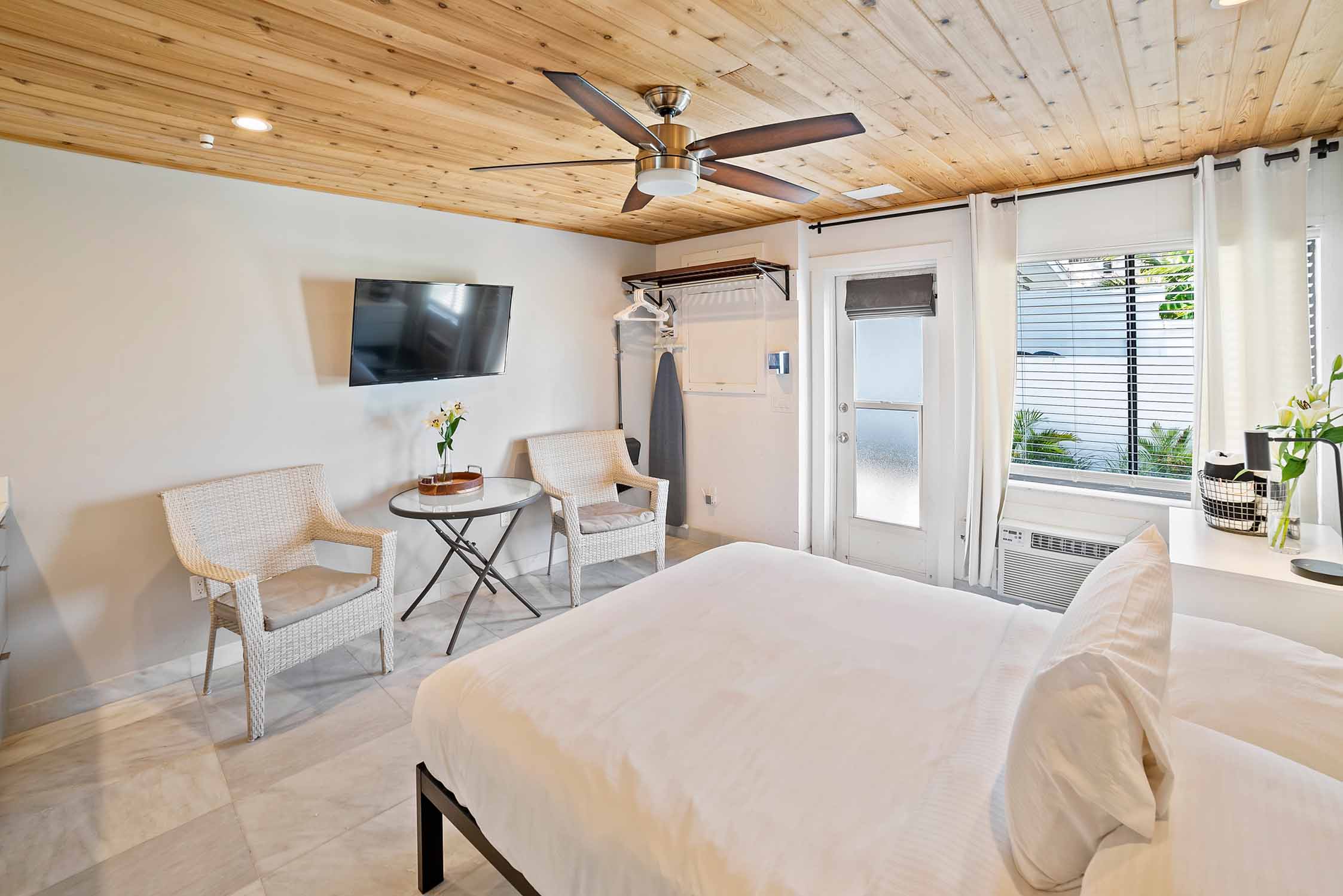 Modern Bayside Studio - Living Area